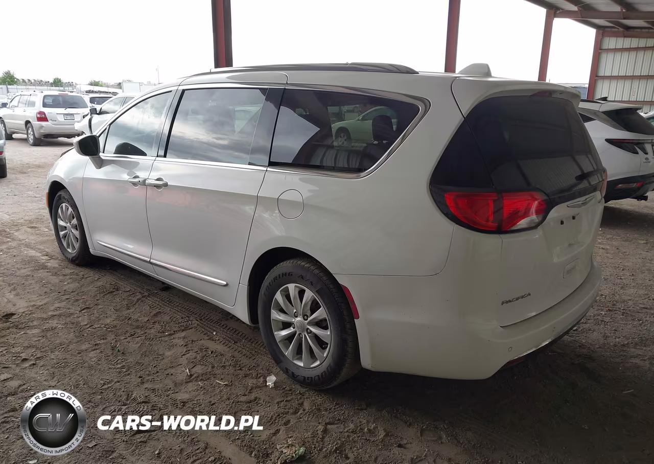 2018 Chrysler Pacifica Touring L VIN:2C4RC1BG6JR290427 - 3