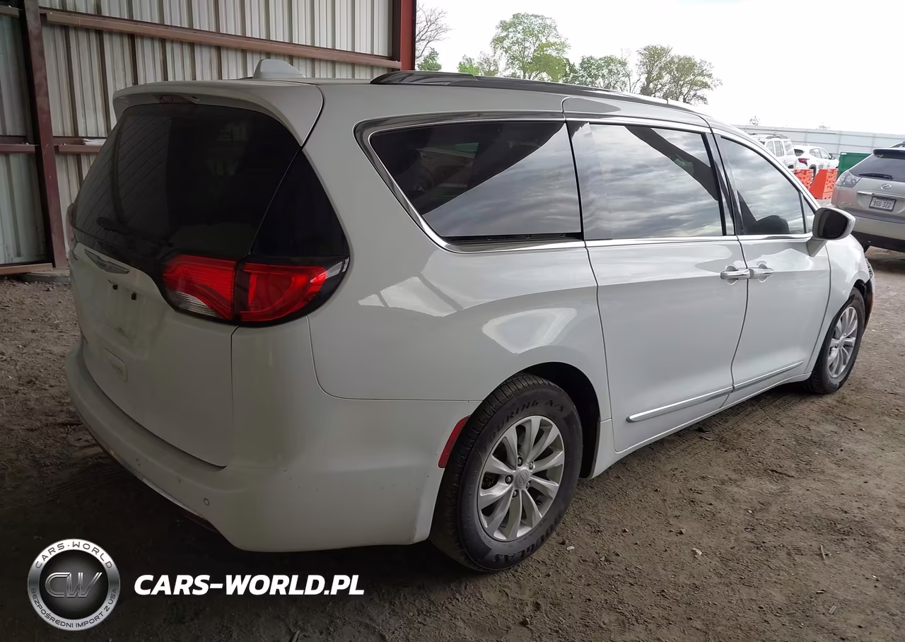 2018 Chrysler Pacifica Touring L VIN:2C4RC1BG6JR290427 - 4