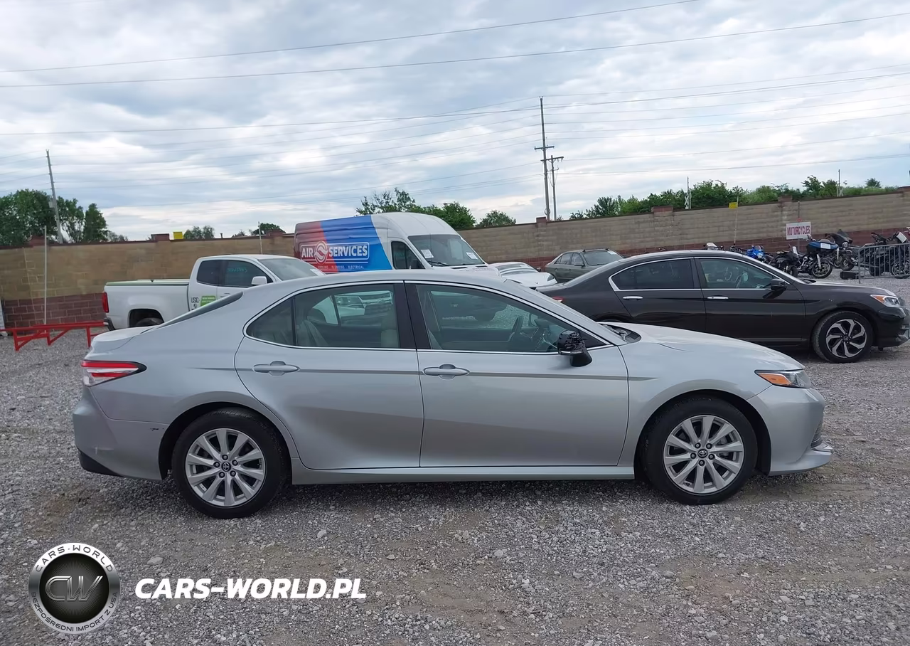 2018 Toyota Camry Le VIN:4T1B11HK9JU570067 - 13