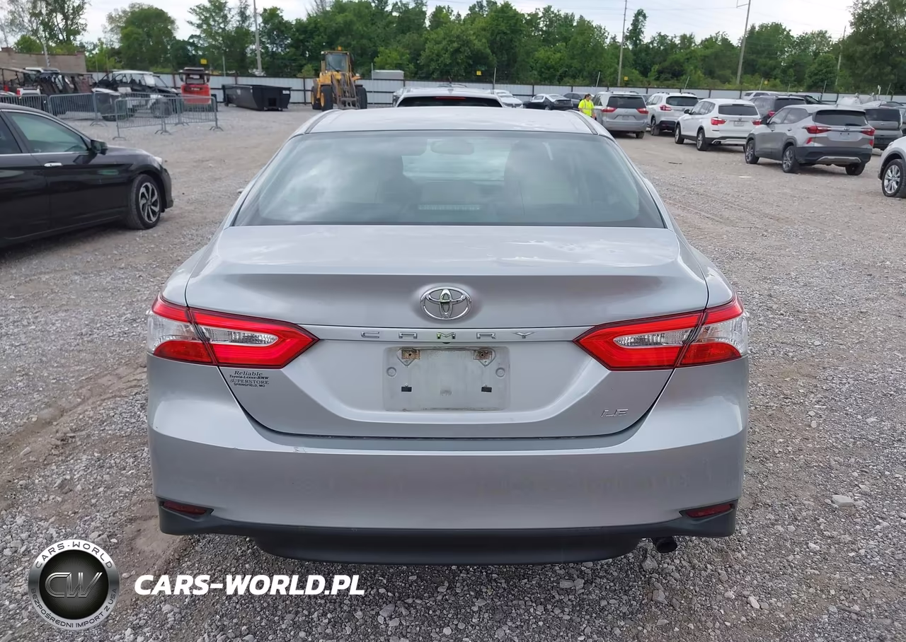 2018 Toyota Camry Le VIN:4T1B11HK9JU570067 - 16