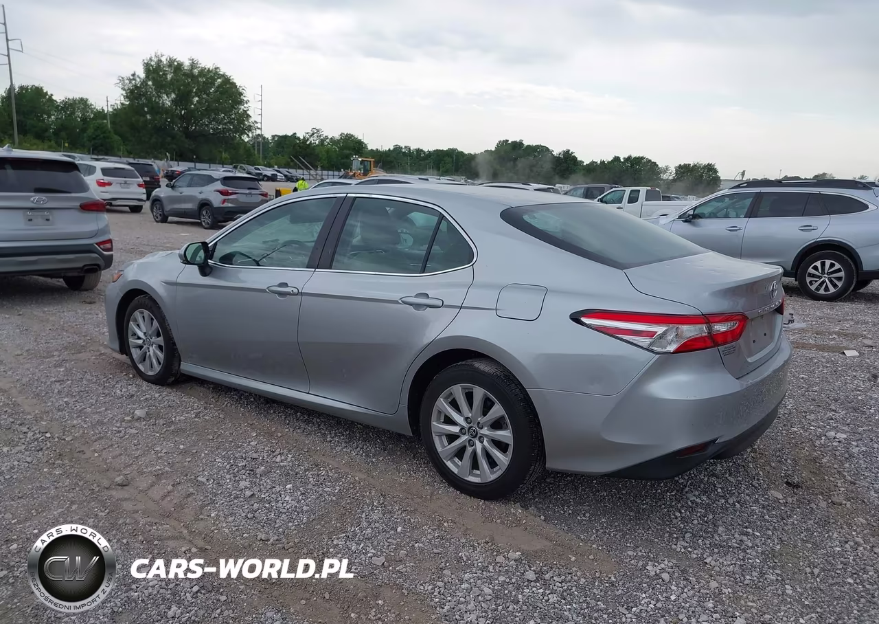2018 Toyota Camry Le VIN:4T1B11HK9JU570067 - 3