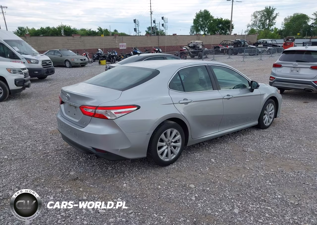 2018 Toyota Camry Le VIN:4T1B11HK9JU570067 - 4