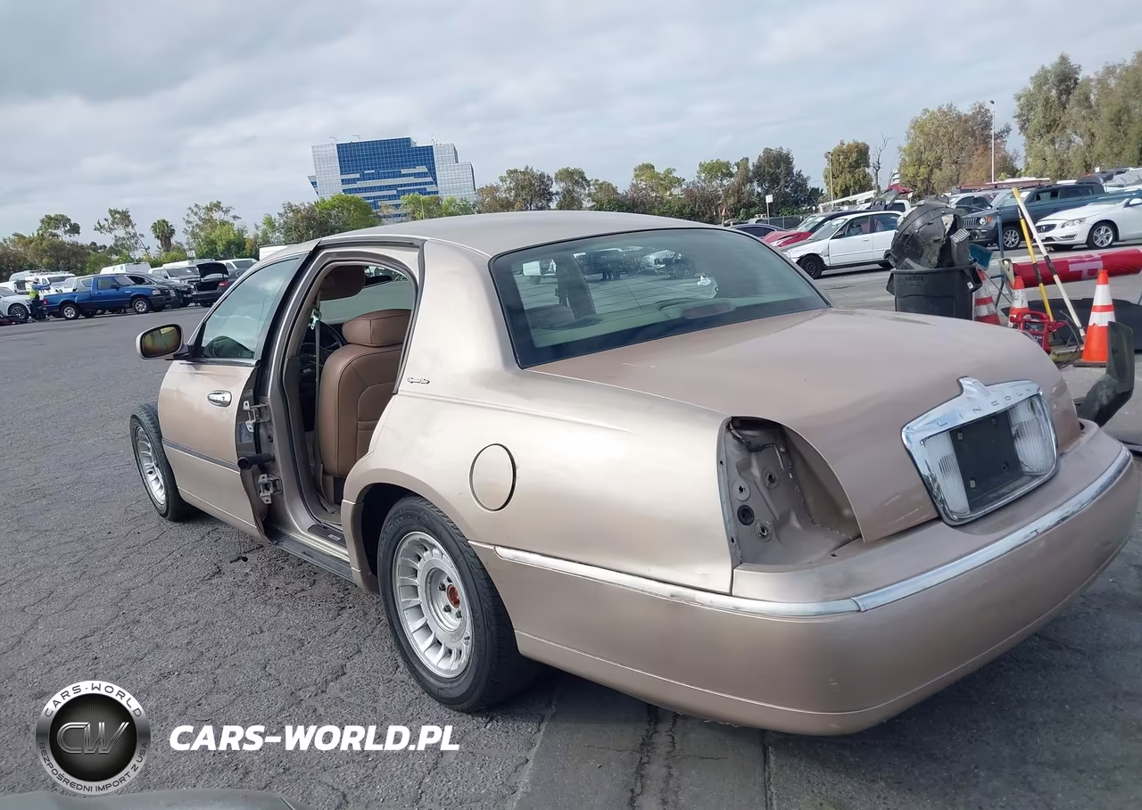 1998 Lincoln Town Car Signature VIN:1LNFM82W0WY666750 - 13