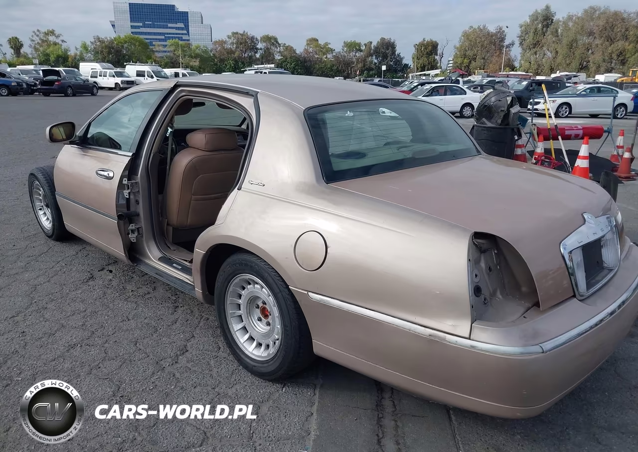 1998 Lincoln Town Car Signature VIN:1LNFM82W0WY666750 - 3