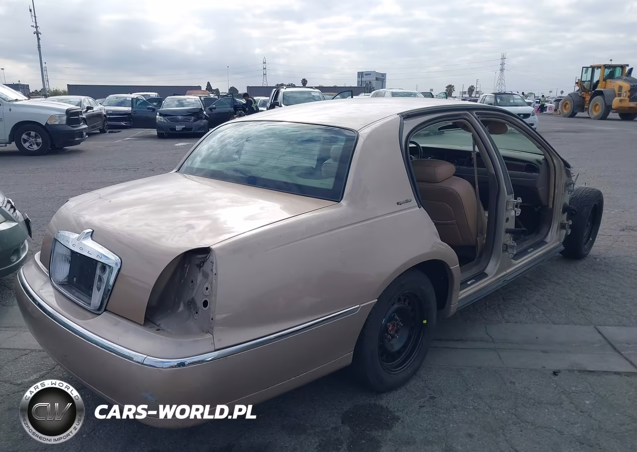 1998 Lincoln Town Car Signature VIN:1LNFM82W0WY666750 - 4