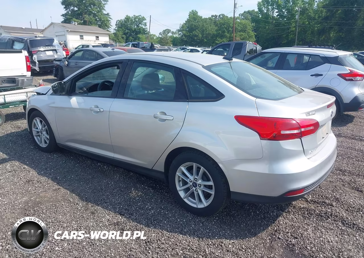 2017 Ford Focus Se VIN:1FADP3F24HL335544 - 3