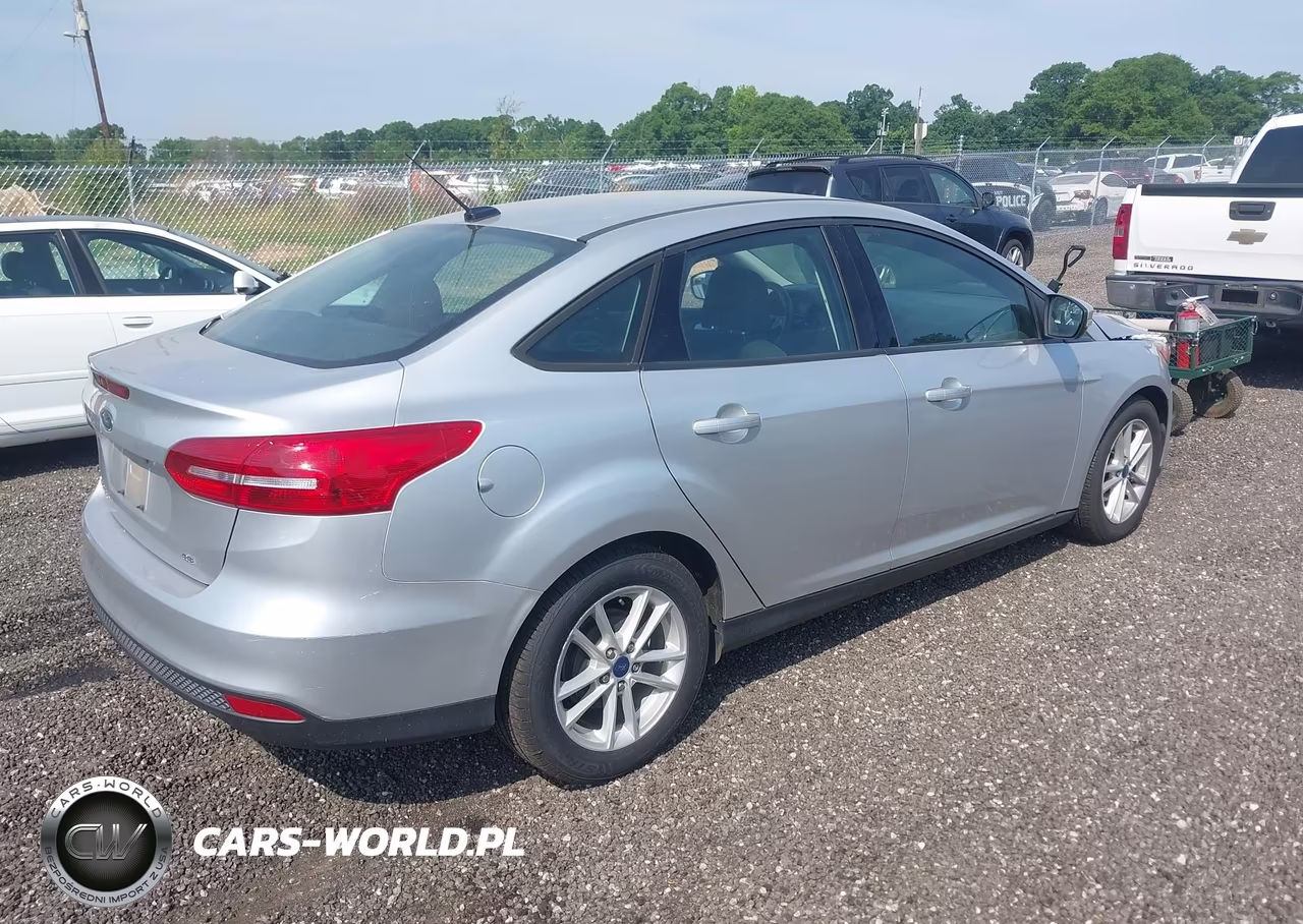 2017 Ford Focus Se VIN:1FADP3F24HL335544 - 4
