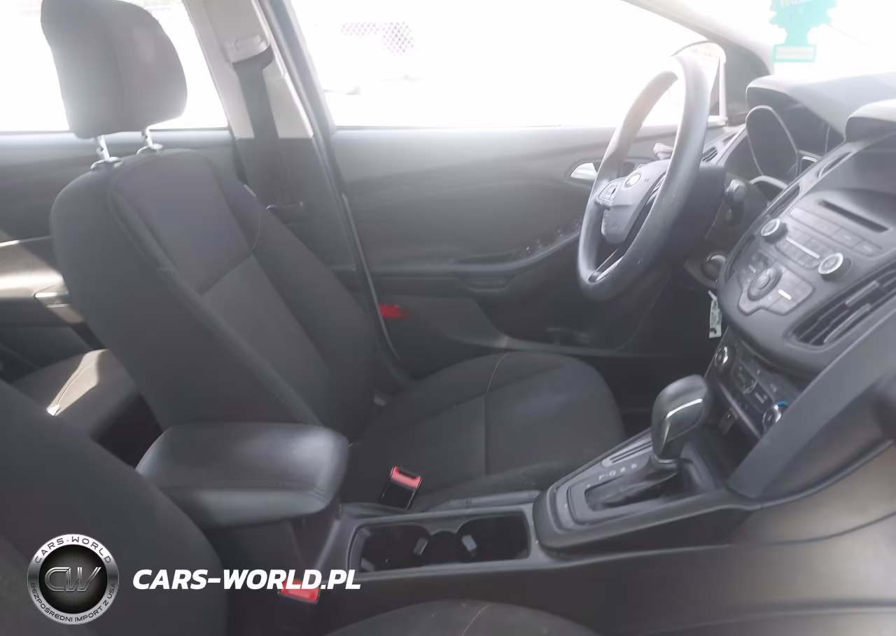 2017 Ford Focus Se VIN:1FADP3F24HL335544 - 5