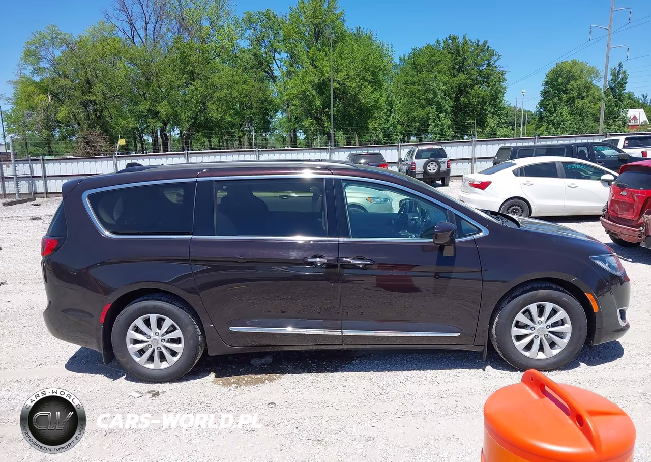 2017 Chrysler Pacifica Touring-L VIN:2C4RC1BGXHR539340 - 13