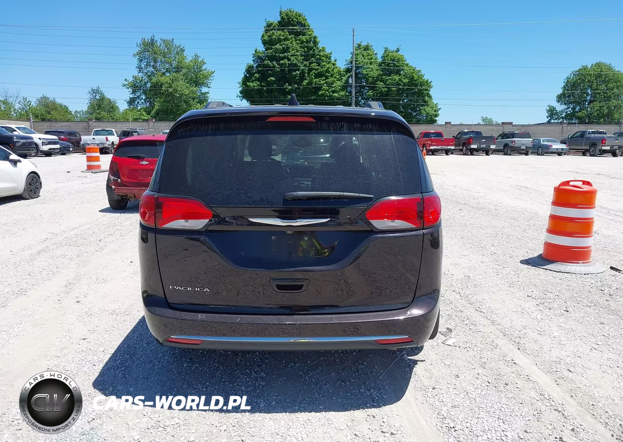 2017 Chrysler Pacifica Touring-L VIN:2C4RC1BGXHR539340 - 16