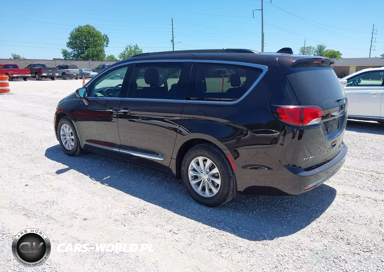 2017 Chrysler Pacifica Touring-L VIN:2C4RC1BGXHR539340 - 3