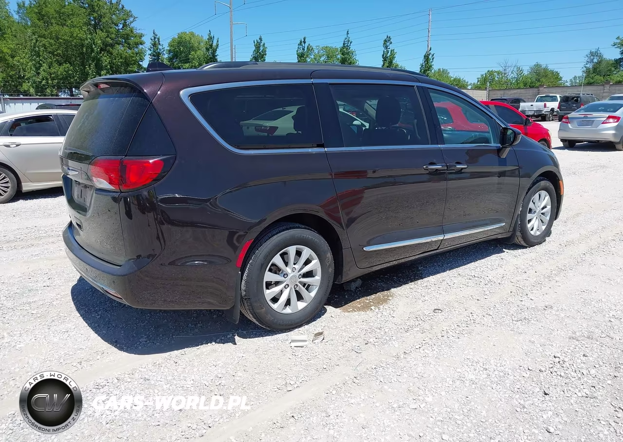 2017 Chrysler Pacifica Touring-L VIN:2C4RC1BGXHR539340 - 4