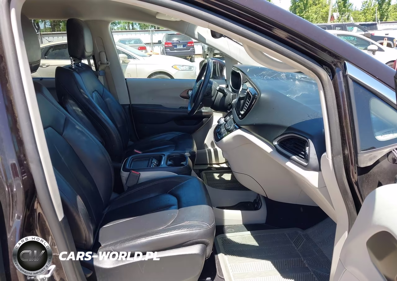 2017 Chrysler Pacifica Touring-L VIN:2C4RC1BGXHR539340 - 5