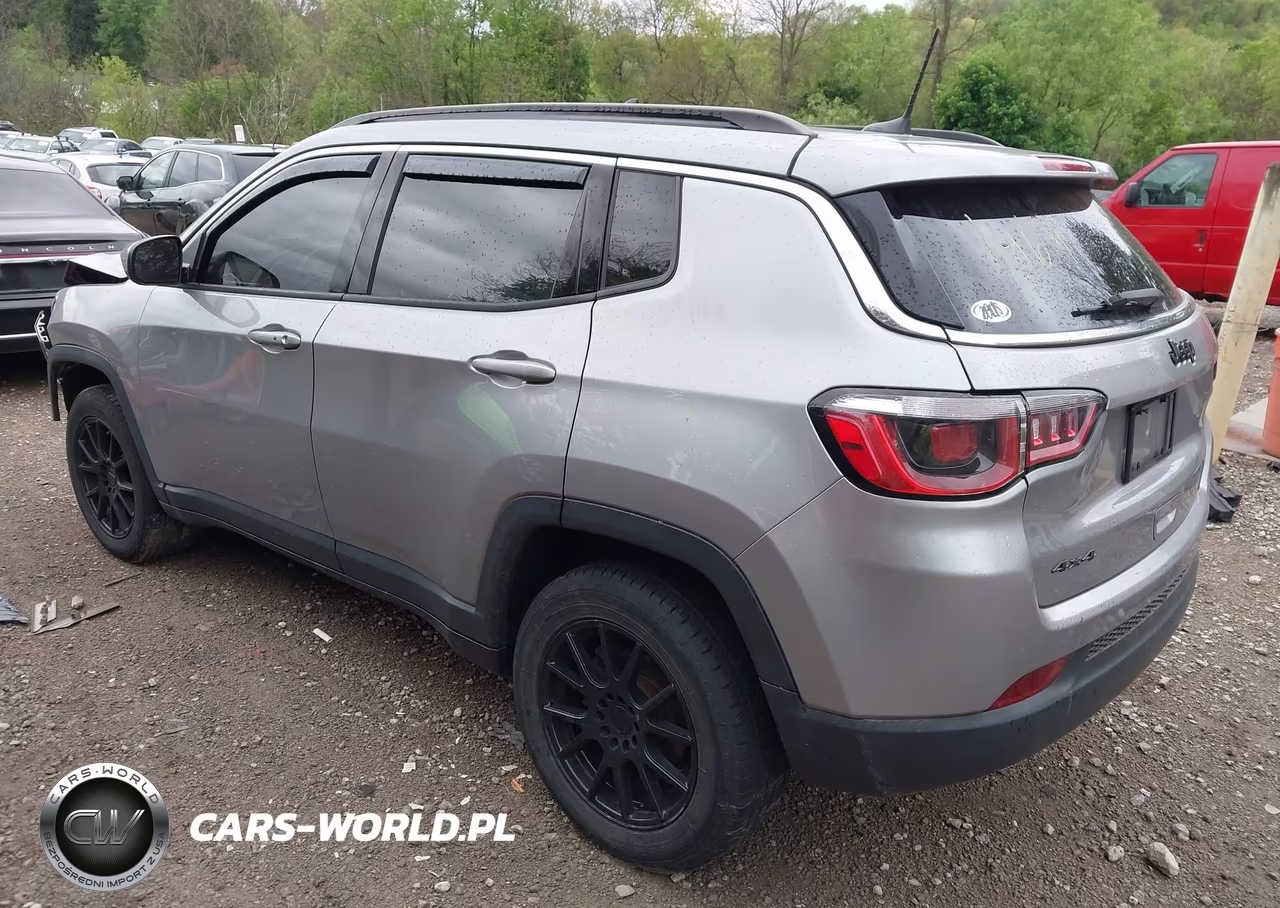 2019 Jeep Compass Latitude 4X4 VIN:3C4NJDBB0KT601469 - 3