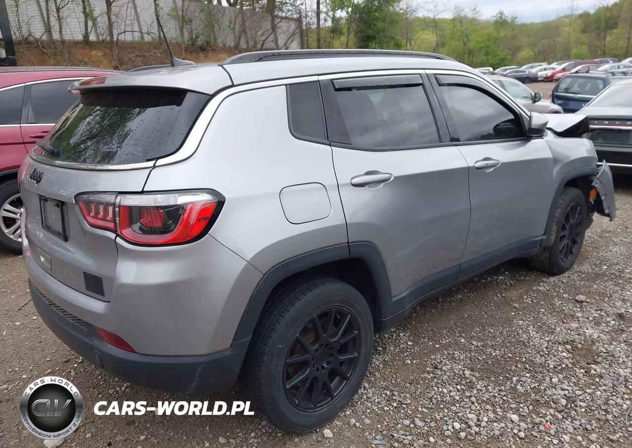 2019 Jeep Compass Latitude 4X4 VIN:3C4NJDBB0KT601469 - 4