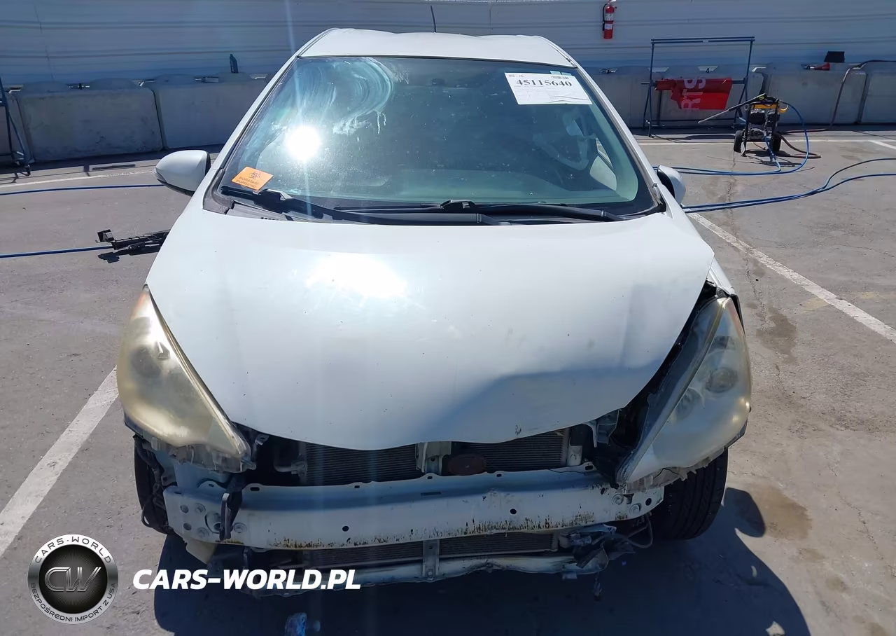 2013 Toyota Prius C Three VIN:JTDKDTB37D1533324 - 12