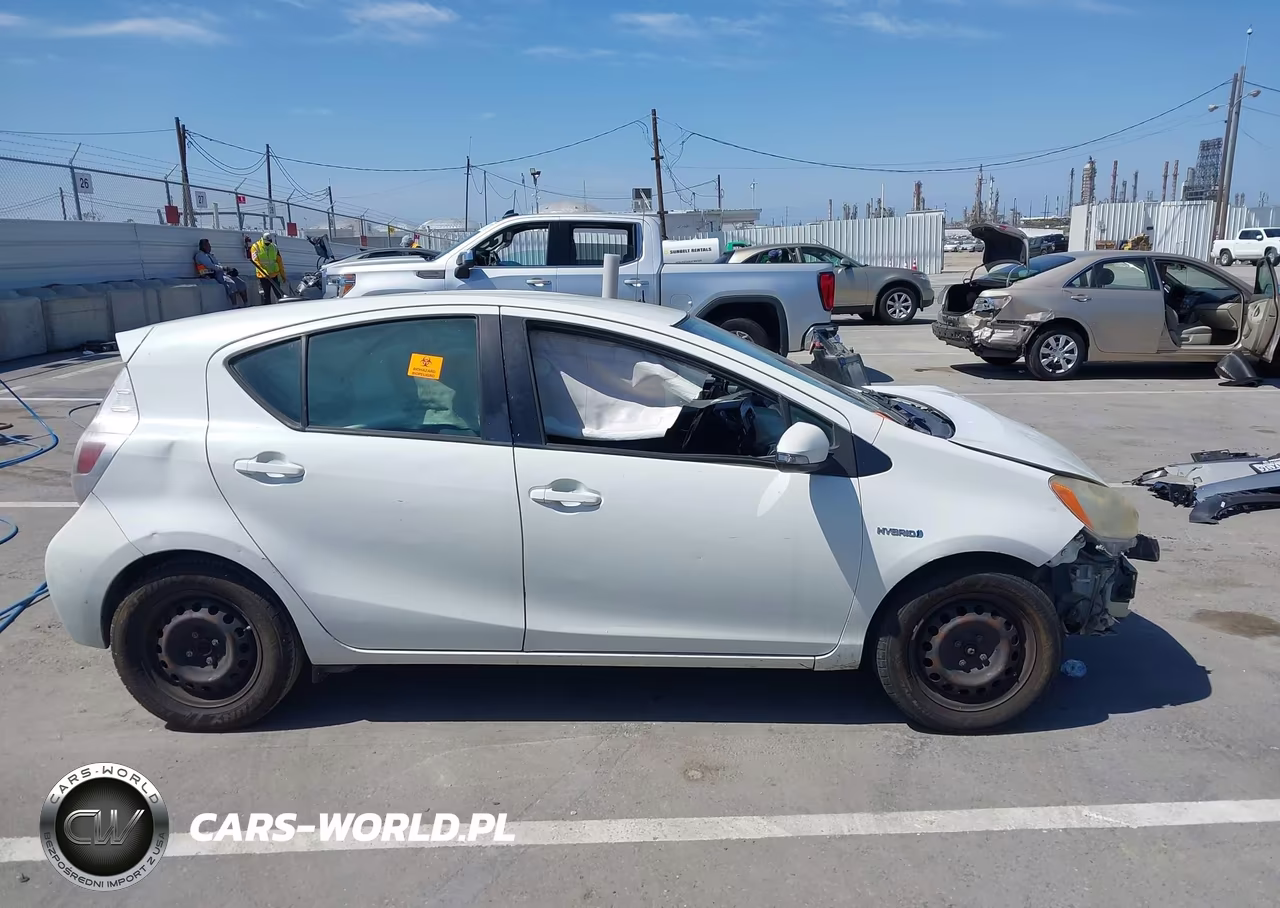 2013 Toyota Prius C Three VIN:JTDKDTB37D1533324 - 13