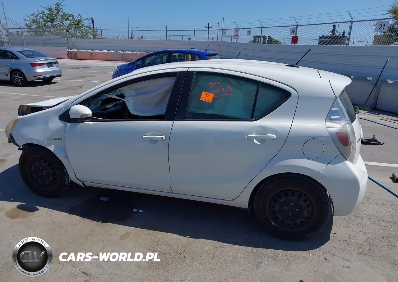2013 Toyota Prius C Three VIN:JTDKDTB37D1533324 - 14