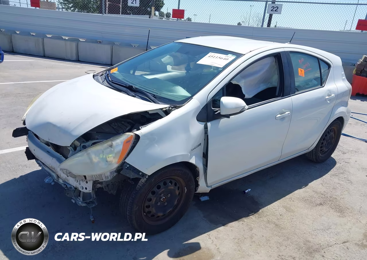 2013 Toyota Prius C Three VIN:JTDKDTB37D1533324 - 2