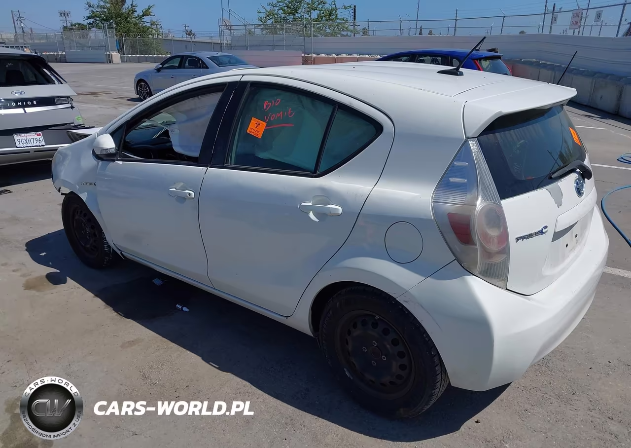 2013 Toyota Prius C Three VIN:JTDKDTB37D1533324 - 3