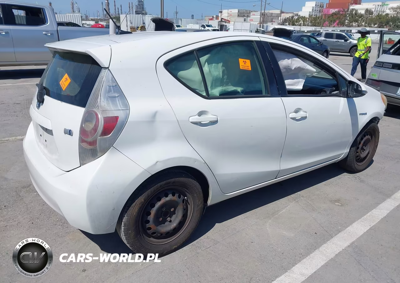 2013 Toyota Prius C Three VIN:JTDKDTB37D1533324 - 4