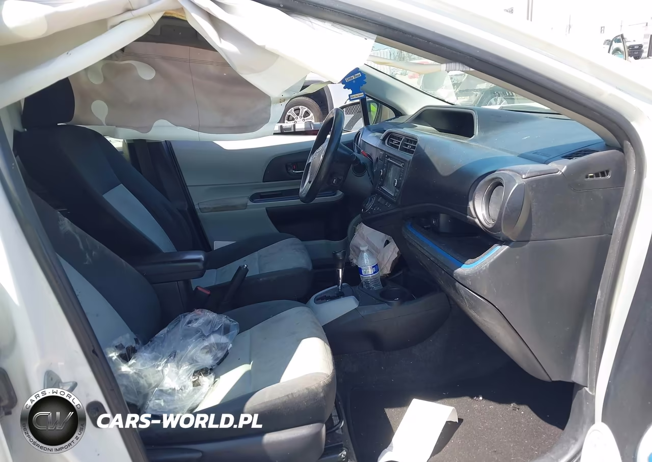 2013 Toyota Prius C Three VIN:JTDKDTB37D1533324 - 5