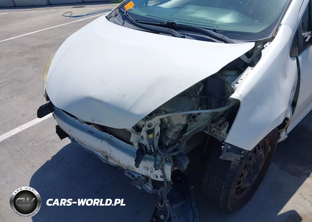 2013 Toyota Prius C Three VIN:JTDKDTB37D1533324 - 6