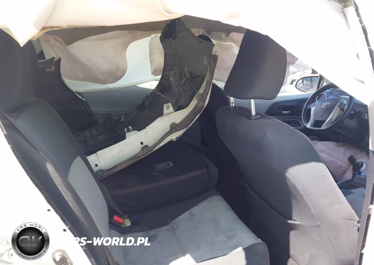 2013 Toyota Prius C Three VIN:JTDKDTB37D1533324 - 8