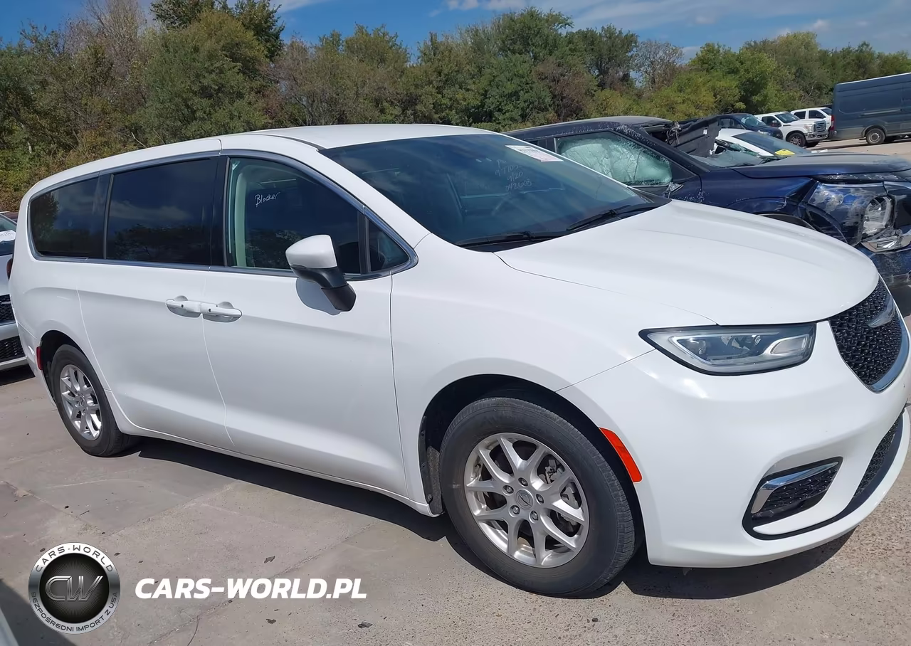 2023 Chrysler Pacifica Touring L VIN:2C4RC1BG2PR607130 - 13