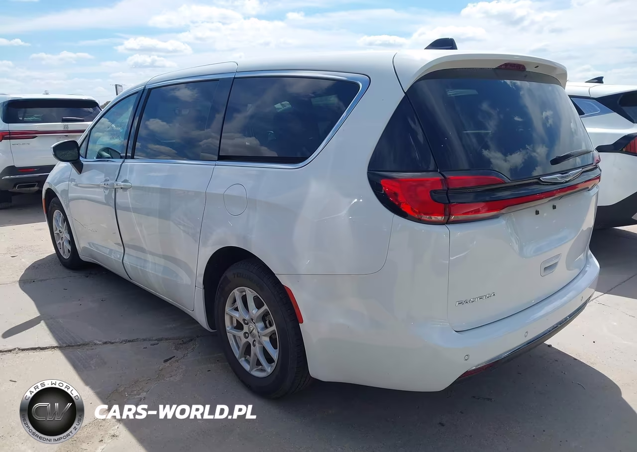 2023 Chrysler Pacifica Touring L VIN:2C4RC1BG2PR607130 - 3