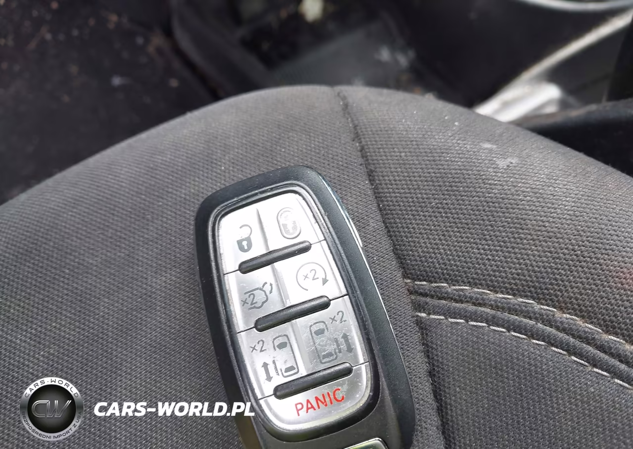 2019 Chrysler Pacifica Touring Plus VIN:2C4RC1FG2KR593457 - 11