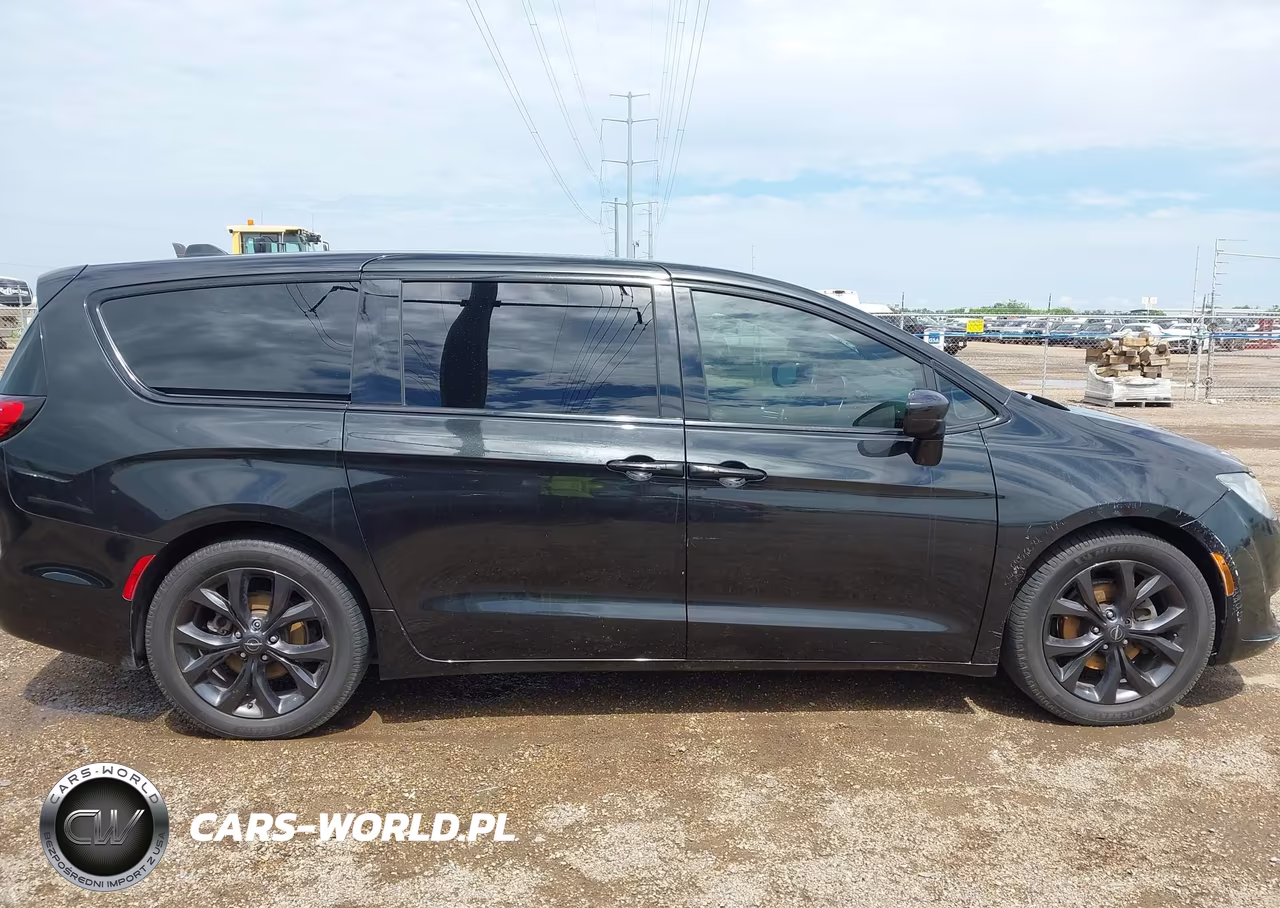 2019 Chrysler Pacifica Touring Plus VIN:2C4RC1FG2KR593457 - 13