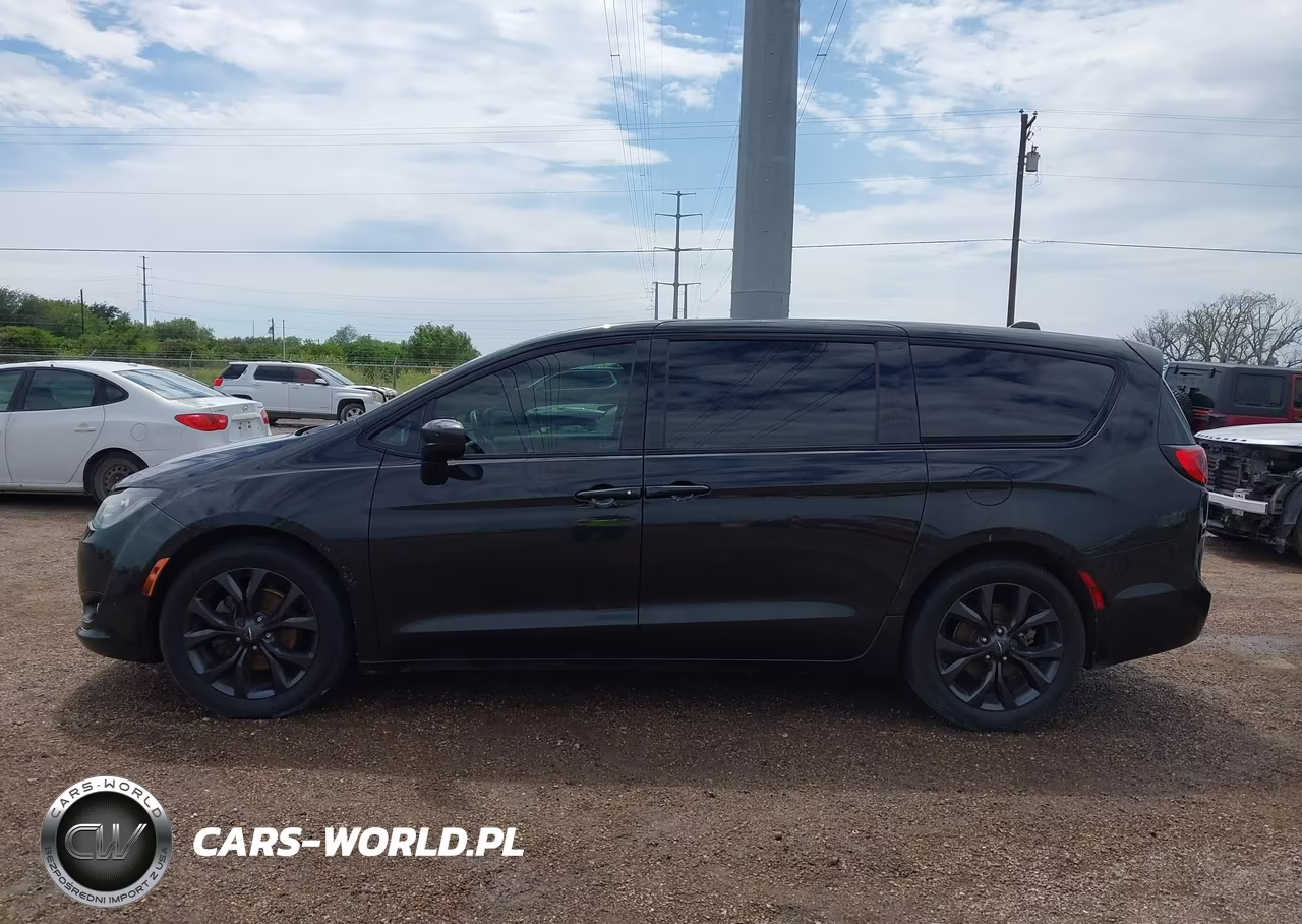 2019 Chrysler Pacifica Touring Plus VIN:2C4RC1FG2KR593457 - 14