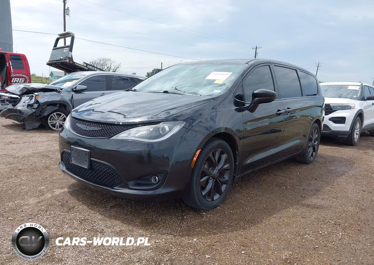 2019 Chrysler Pacifica Touring Plus VIN:2C4RC1FG2KR593457 - 2
