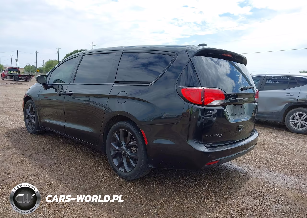 2019 Chrysler Pacifica Touring Plus VIN:2C4RC1FG2KR593457 - 3