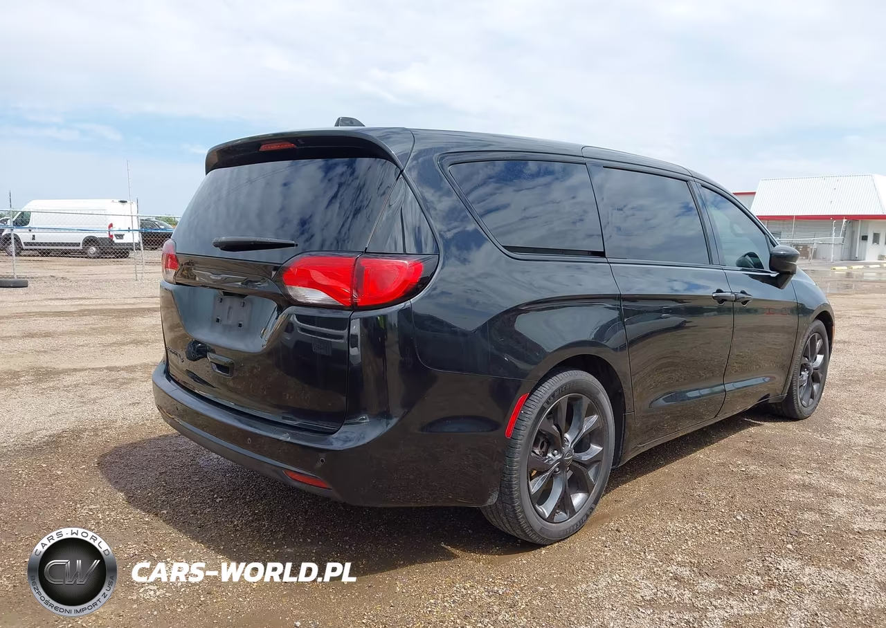 2019 Chrysler Pacifica Touring Plus VIN:2C4RC1FG2KR593457 - 4