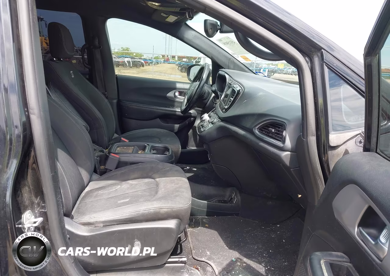 2019 Chrysler Pacifica Touring Plus VIN:2C4RC1FG2KR593457 - 5