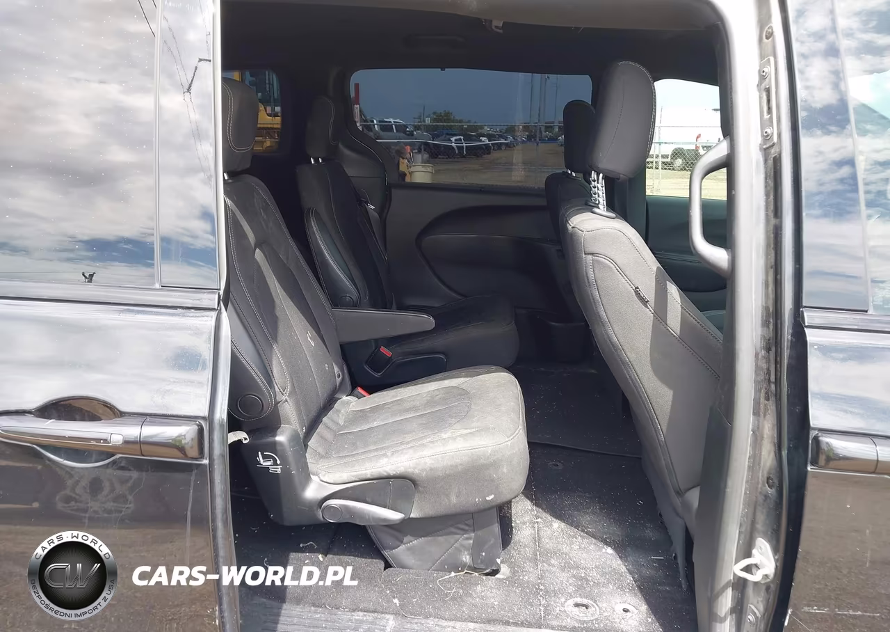 2019 Chrysler Pacifica Touring Plus VIN:2C4RC1FG2KR593457 - 8