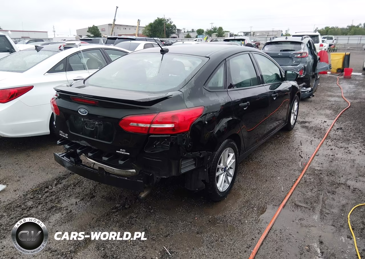 2016 Ford Focus Se VIN:1FADP3F22GL208614 - 4