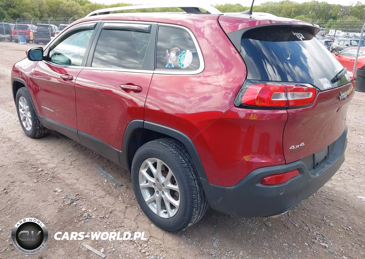 2017 Jeep Cherokee Latitude 4X4 VIN:1C4PJMCSXHW636188 - 3