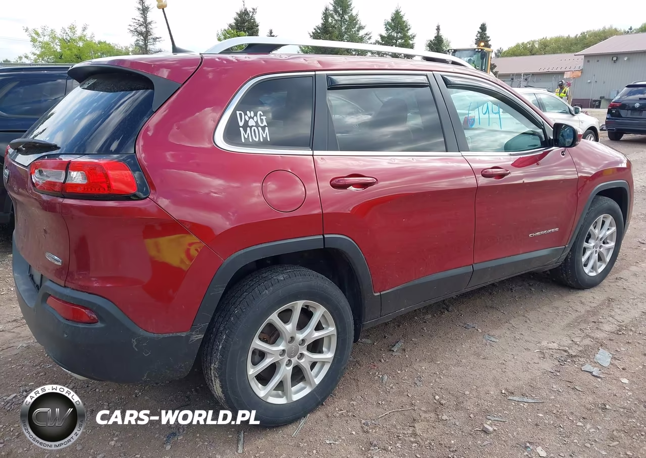 2017 Jeep Cherokee Latitude 4X4 VIN:1C4PJMCSXHW636188 - 4