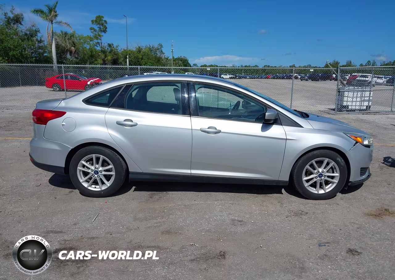 2018 Ford Focus Se VIN:1FADP3FEXJL308106 - 13