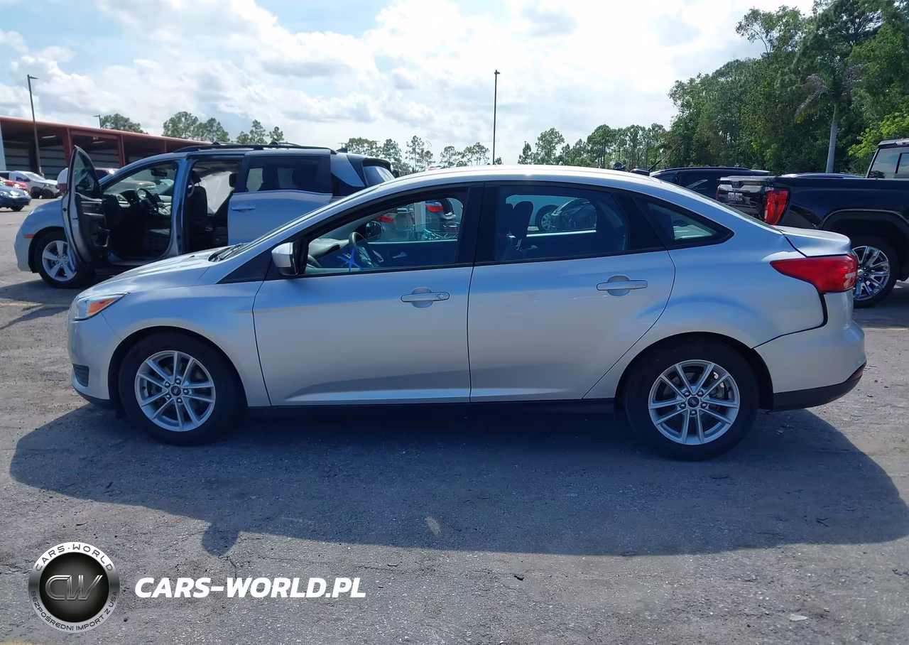 2018 Ford Focus Se VIN:1FADP3FEXJL308106 - 14