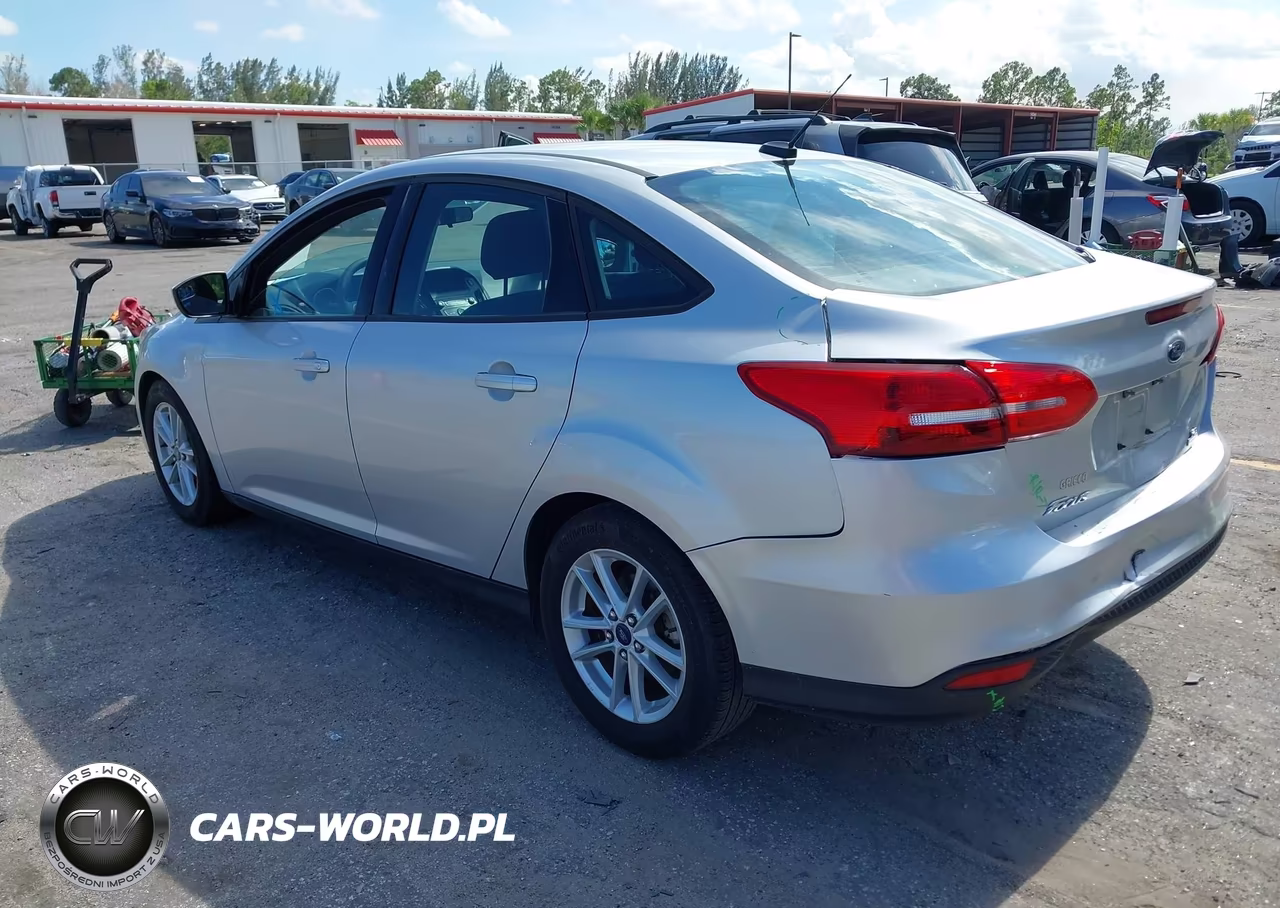 2018 Ford Focus Se VIN:1FADP3FEXJL308106 - 3
