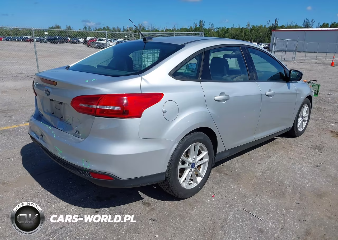 2018 Ford Focus Se VIN:1FADP3FEXJL308106 - 4