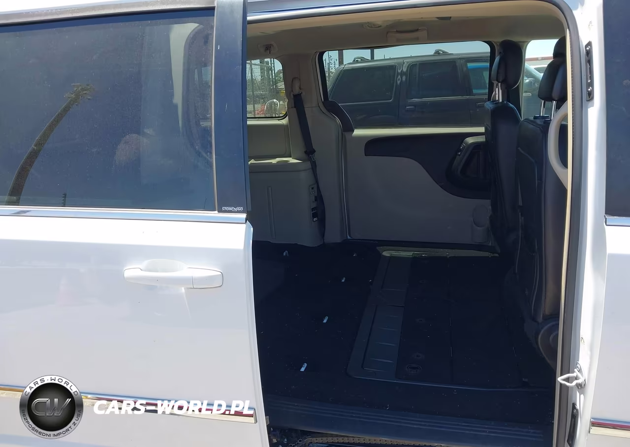 2014 Chrysler Town & Country Touring VIN:2C4RC1BG0ER325954 - 8