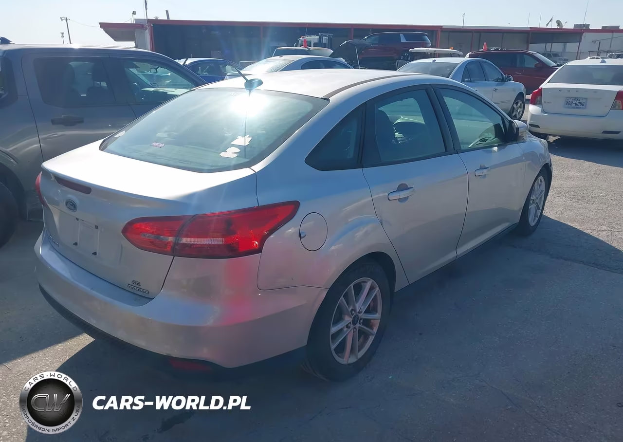 2015 Ford Focus Se VIN:1FADP3F20FL244090 - 4