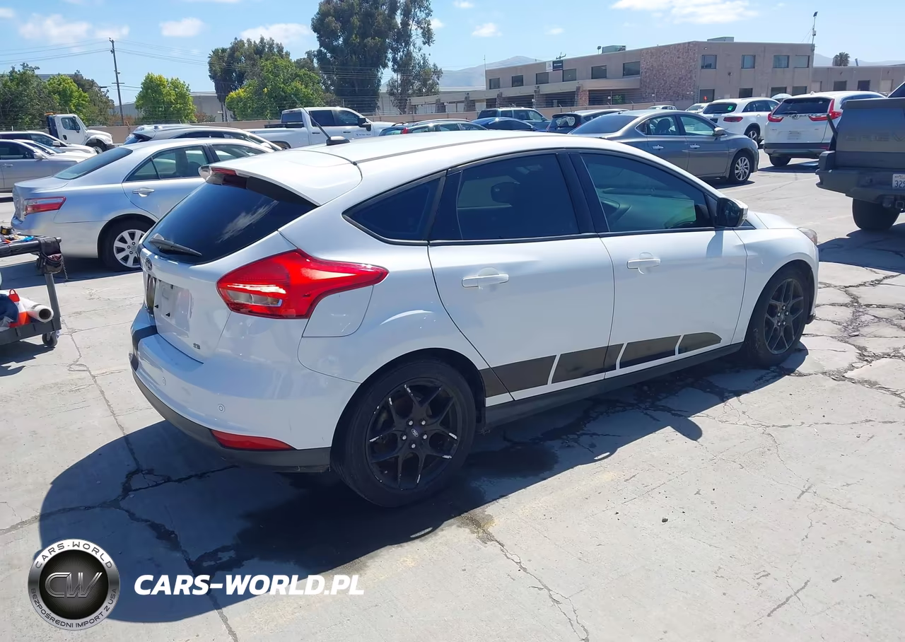 2016 Ford Focus Se VIN:1FADP3K29GL209362 - 4