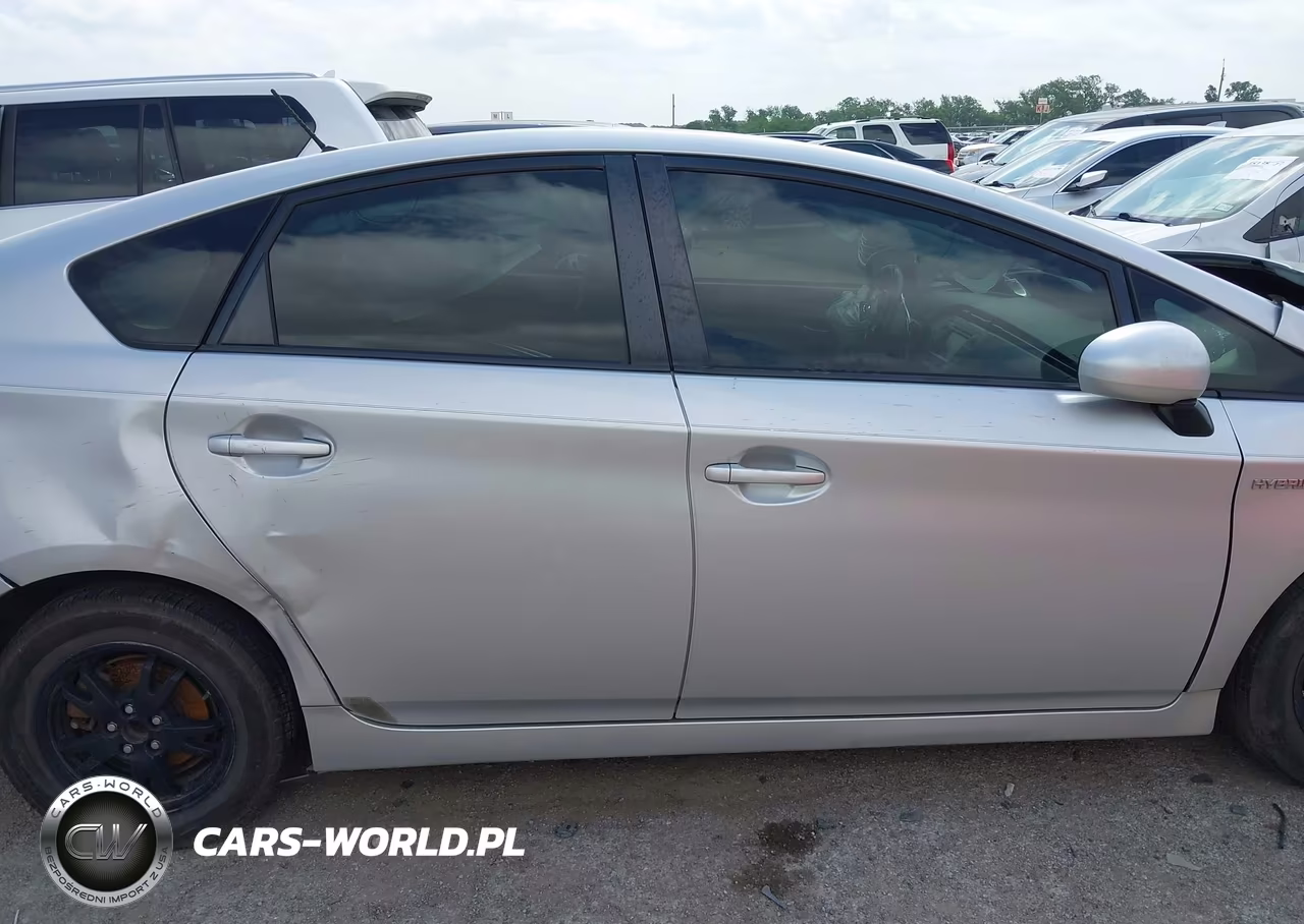 2013 Toyota Prius Two VIN:JTDKN3DU6D5582428 - 14