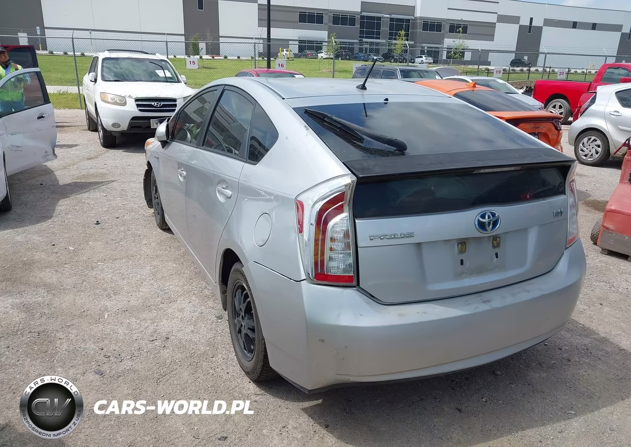 2013 Toyota Prius Two VIN:JTDKN3DU6D5582428 - 3